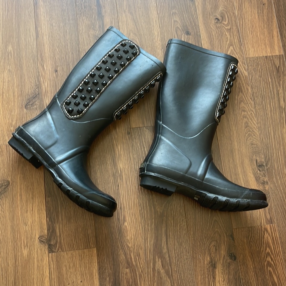 BCBGMAXAZRIA Black Studded Grommet Rainboots - Picture 9 of 13